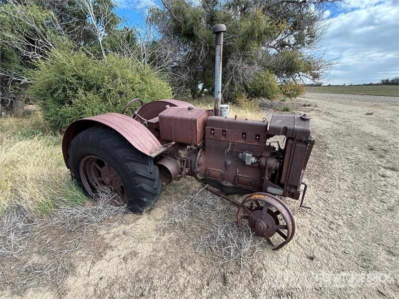 Case IH Size L 2WD Antique Tractor Traktoriai