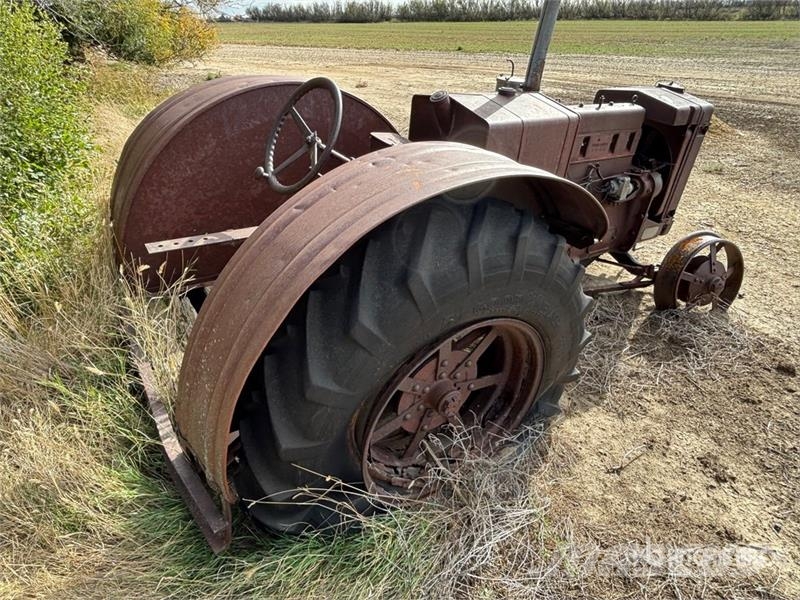 Case IH Size L 2WD Antique Tractor Traktoriai