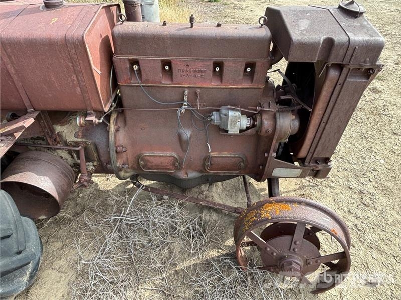 CASE Size L 2WD Antique Tractor الجرارات