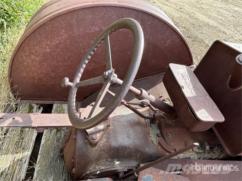 CASE Size L 2WD Antique Tractor الجرارات