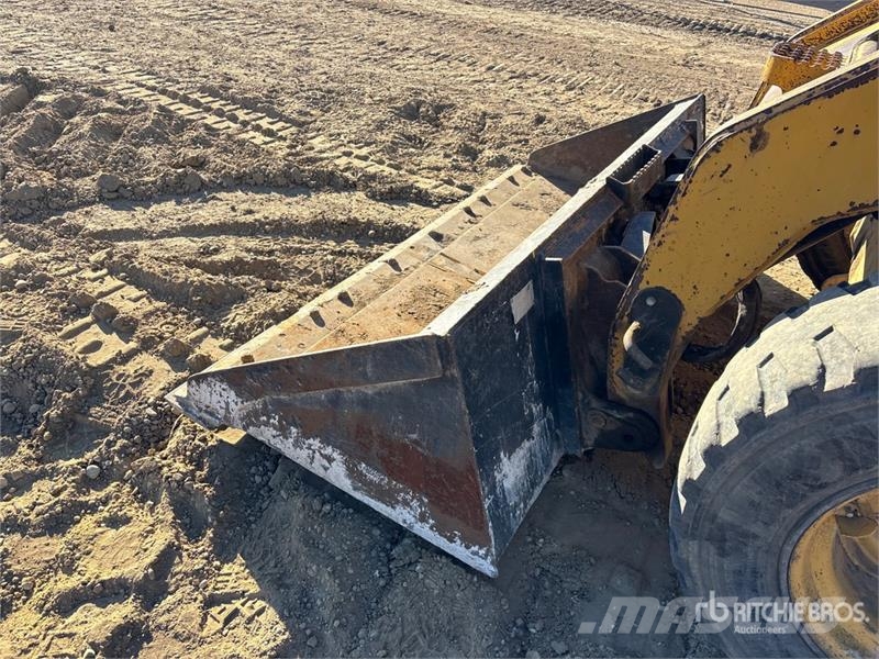 CAT 246C لوادر انزلاقية التوجيه