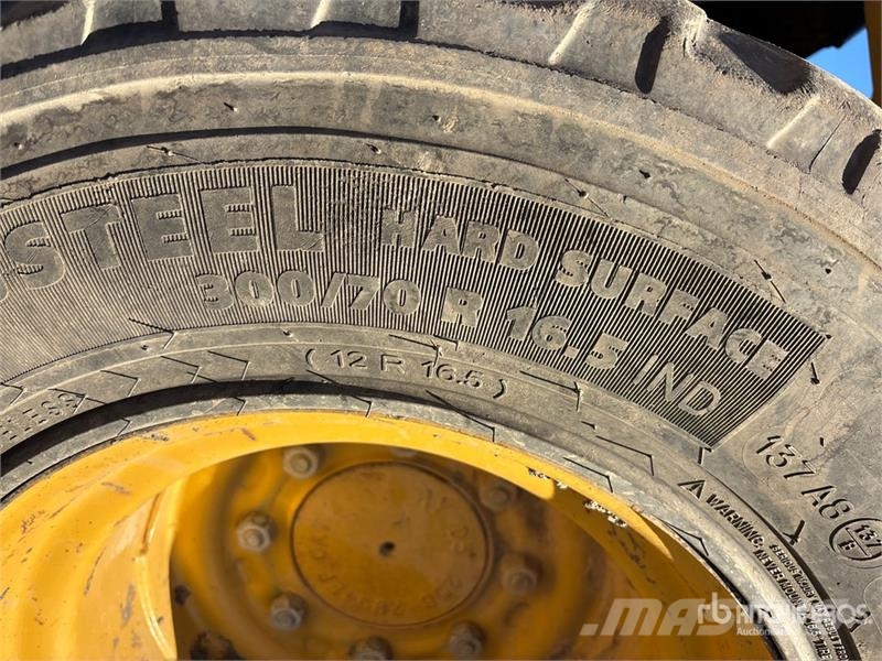 CAT 246C لوادر انزلاقية التوجيه