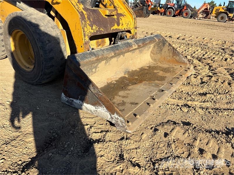 CAT 246C لوادر انزلاقية التوجيه