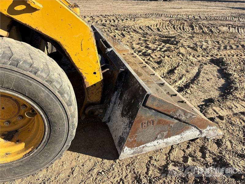 CAT 246C لوادر انزلاقية التوجيه