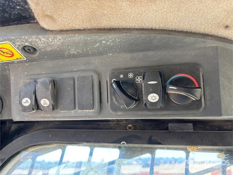 CAT 246C لوادر انزلاقية التوجيه