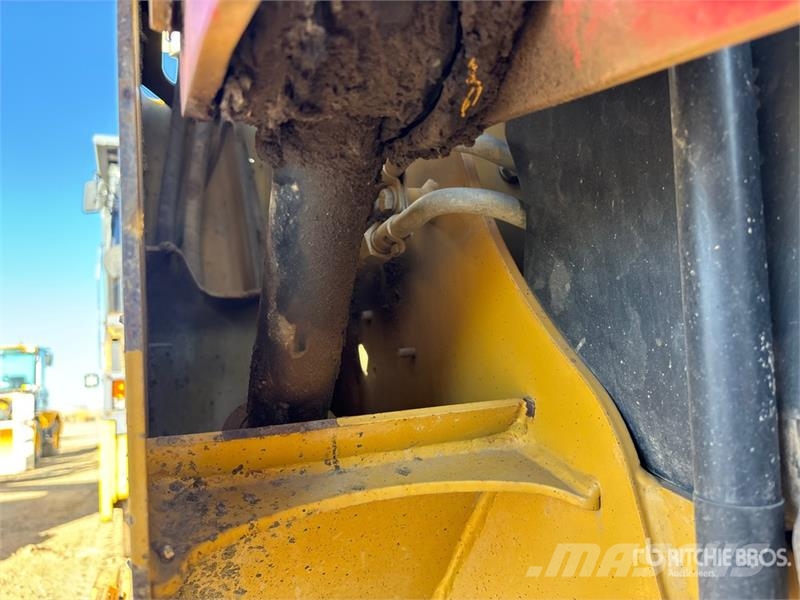 CAT 246C لوادر انزلاقية التوجيه