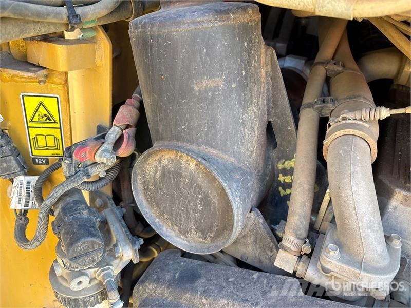 CAT 246C لوادر انزلاقية التوجيه
