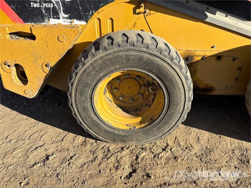 CAT 246C لوادر انزلاقية التوجيه