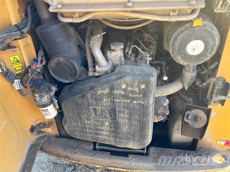 CAT 246C لوادر انزلاقية التوجيه