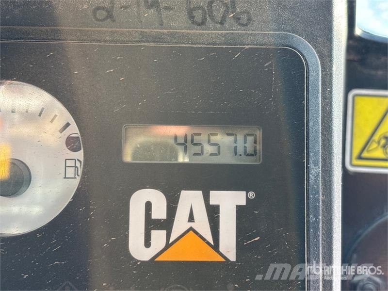 CAT 246C لوادر انزلاقية التوجيه