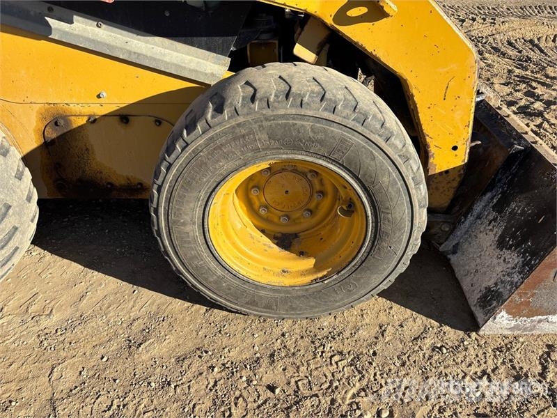 CAT 246C لوادر انزلاقية التوجيه