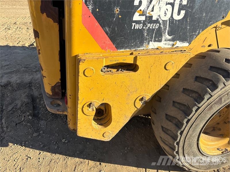 CAT 246C لوادر انزلاقية التوجيه