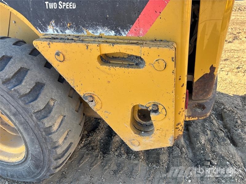 CAT 246C لوادر انزلاقية التوجيه