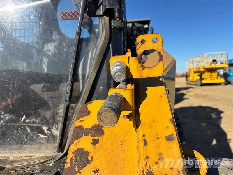 CAT 246C لوادر انزلاقية التوجيه