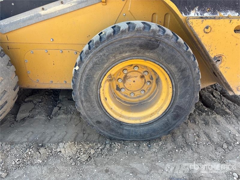 CAT 246C لوادر انزلاقية التوجيه