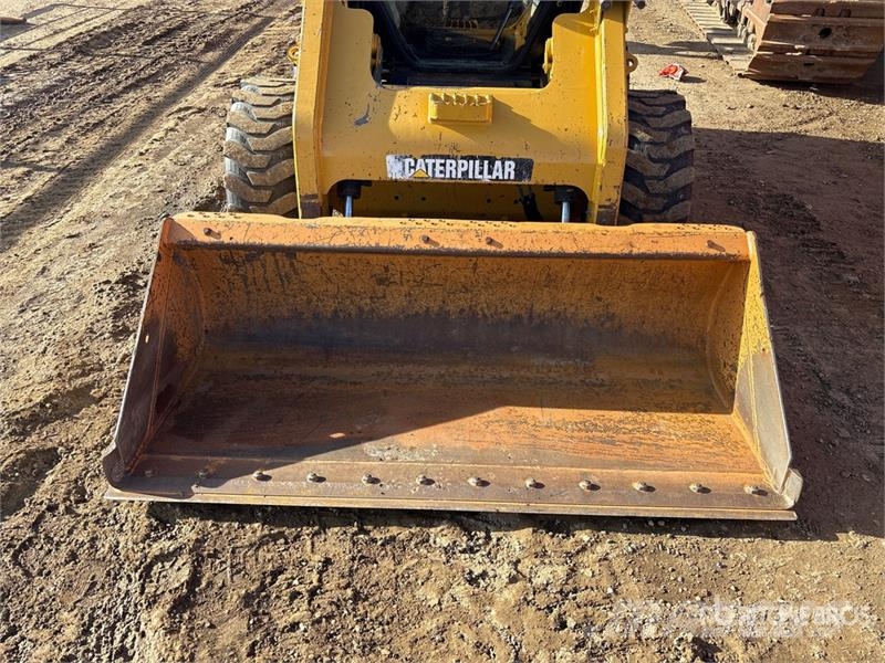 CAT 262C لوادر انزلاقية التوجيه
