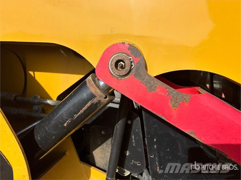 CAT 262C لوادر انزلاقية التوجيه