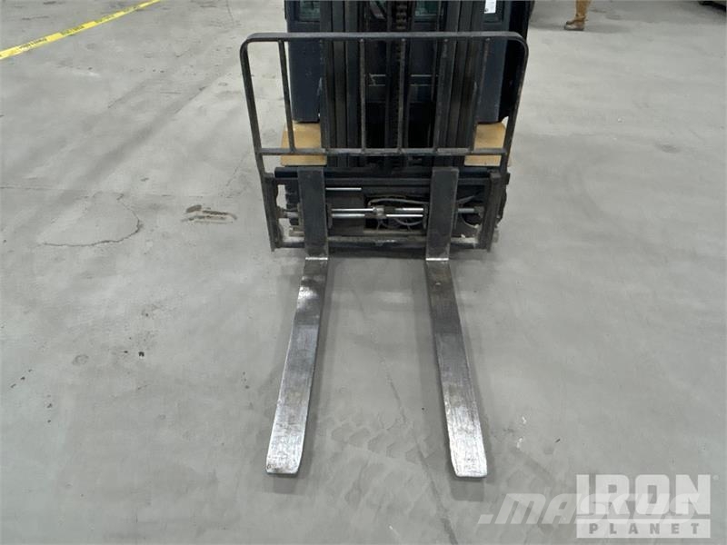 CAT 2EPC5000 5620 lb Electric Forklift Электропогрузчики