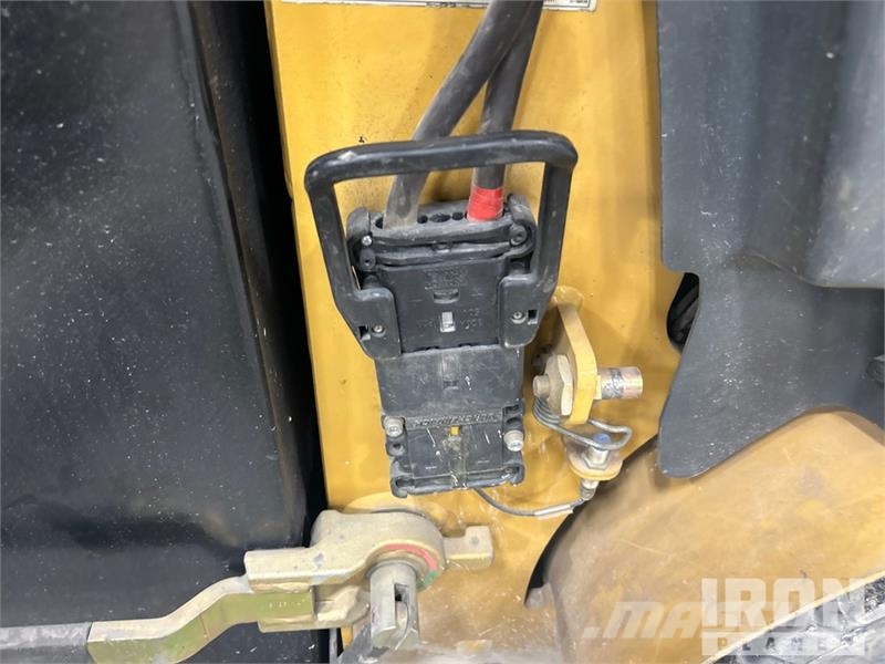 CAT 2EPC5000 5620 lb Electric Forklift Электропогрузчики