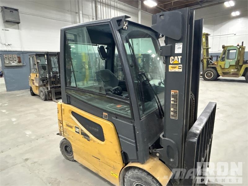 CAT 2EPC5000 5620 lb Electric Forklift Электропогрузчики