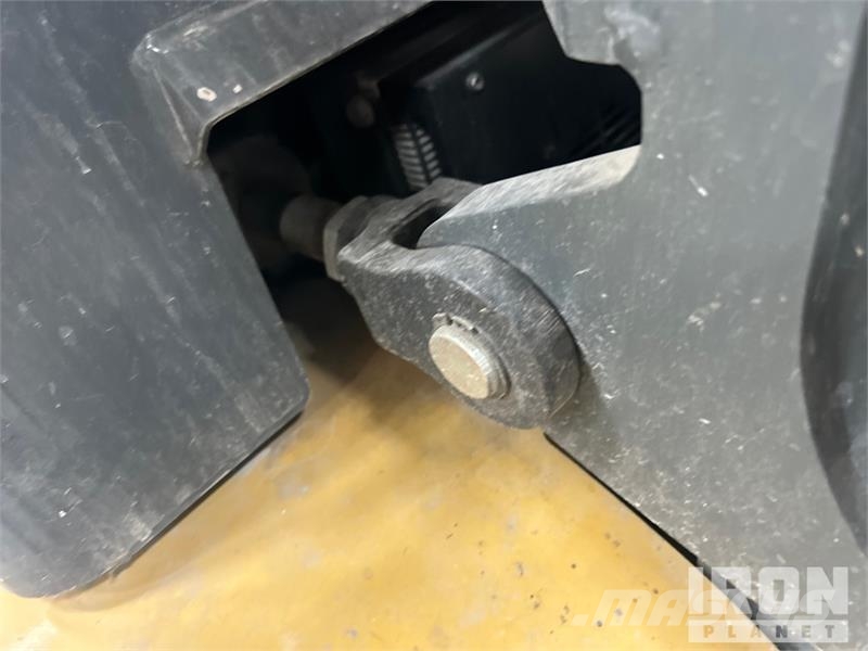 CAT 2EPC5000 5620 lb Electric Forklift Электропогрузчики