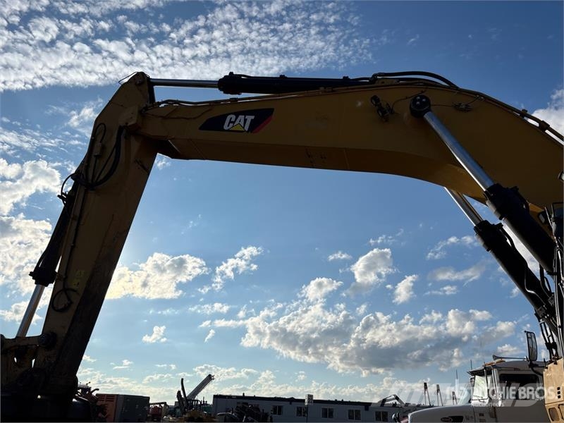 CAT 390FL VG Tracked Excavator Beltegraver
