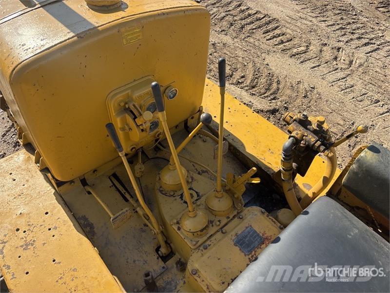 CAT 40 Crawler Dozer Kāpurķēžu buldozeri