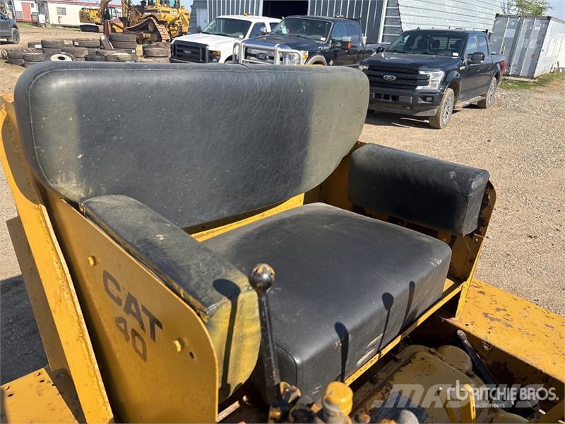CAT 40 Crawler Dozer Kāpurķēžu buldozeri