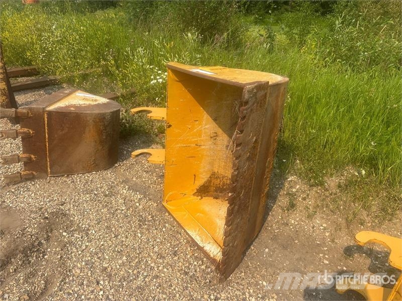 CAT 42 in Q/C Cleanup Backhoe Rear Bucket - Fits Cat 4 Kovalar