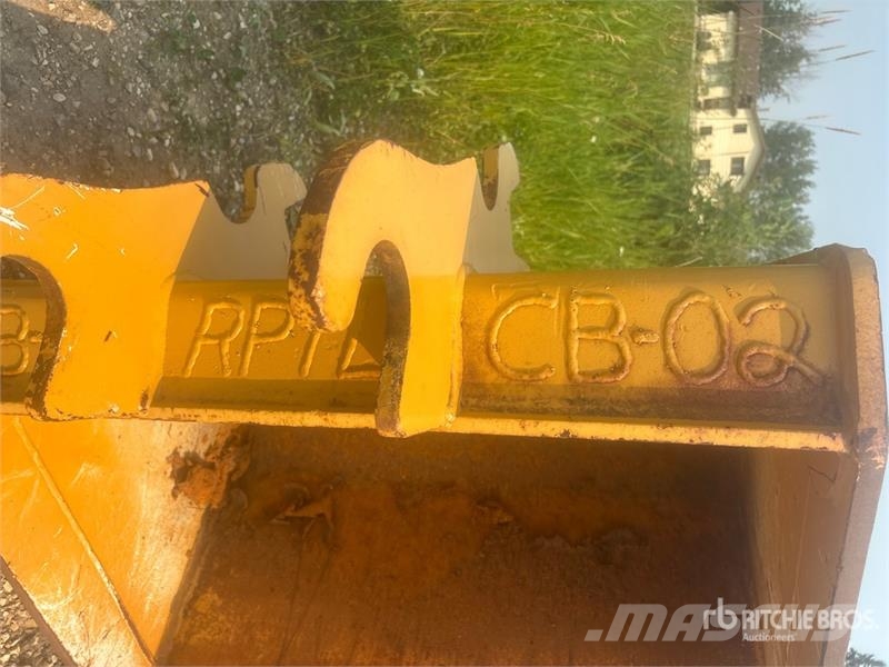 CAT 42 in Q/C Cleanup Backhoe Rear Bucket - Fits Cat 4 Kovalar