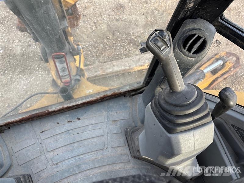 CAT 420F Ekskavatori-iekrāvēji