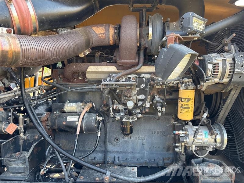 CAT 65C Track Tractor الجرارات