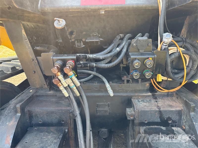 CAT 65C Track Tractor الجرارات