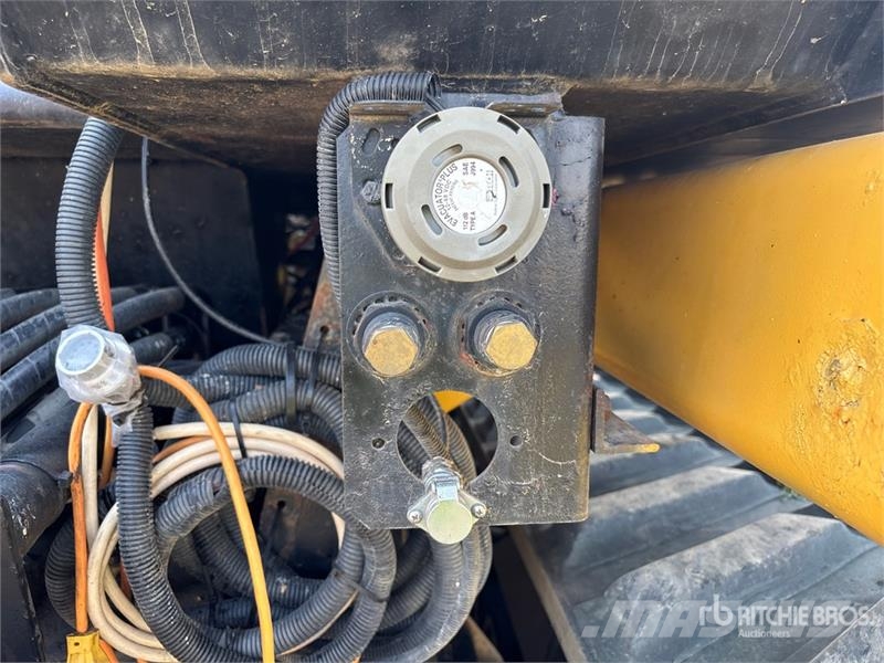 CAT 65C Track Tractor الجرارات