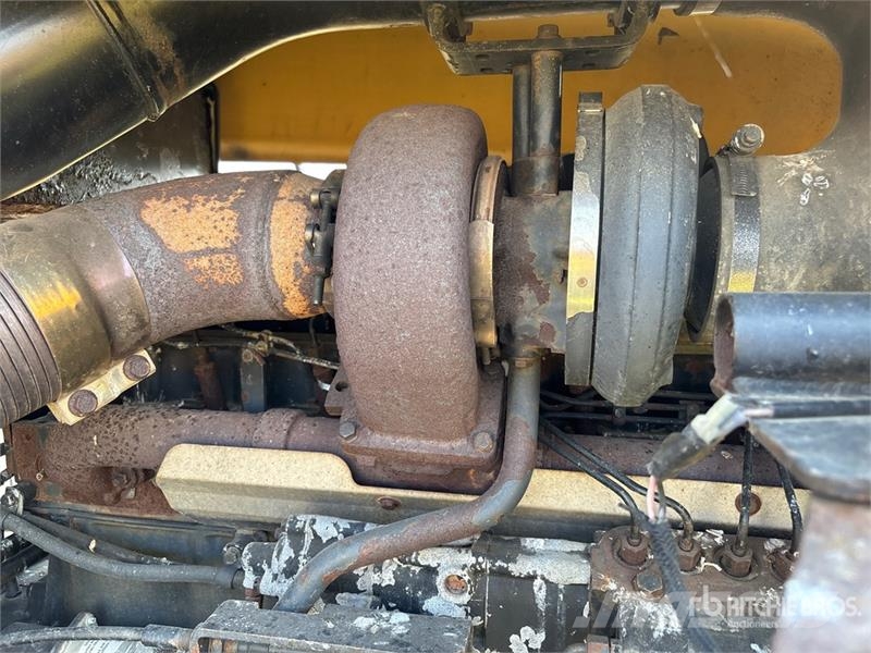 CAT 65C Track Tractor الجرارات