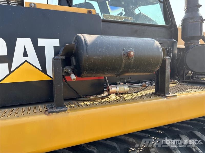 CAT 65C Track Tractor الجرارات