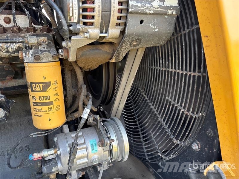 CAT 65C Track Tractor الجرارات