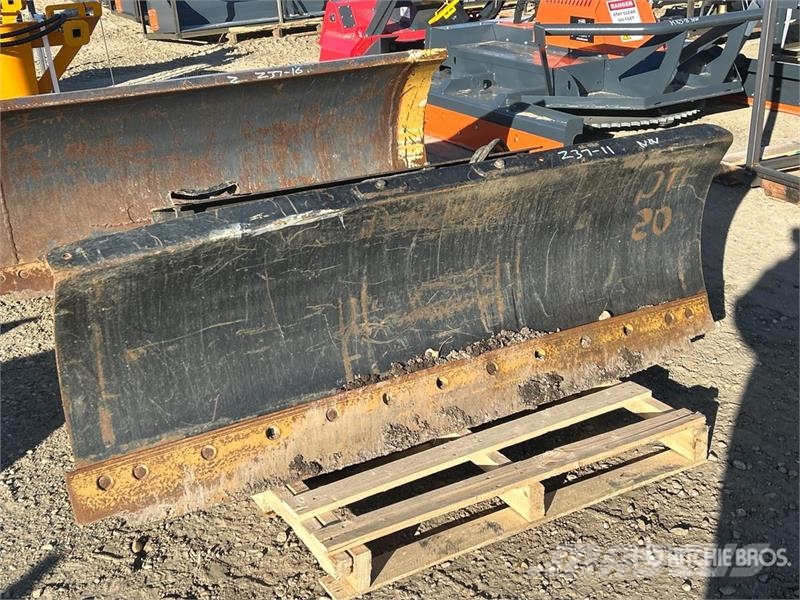 CAT 72 in Skid Steer Snow Pusher - Fits Bobcat 5600 Снежные отвалы и плуги