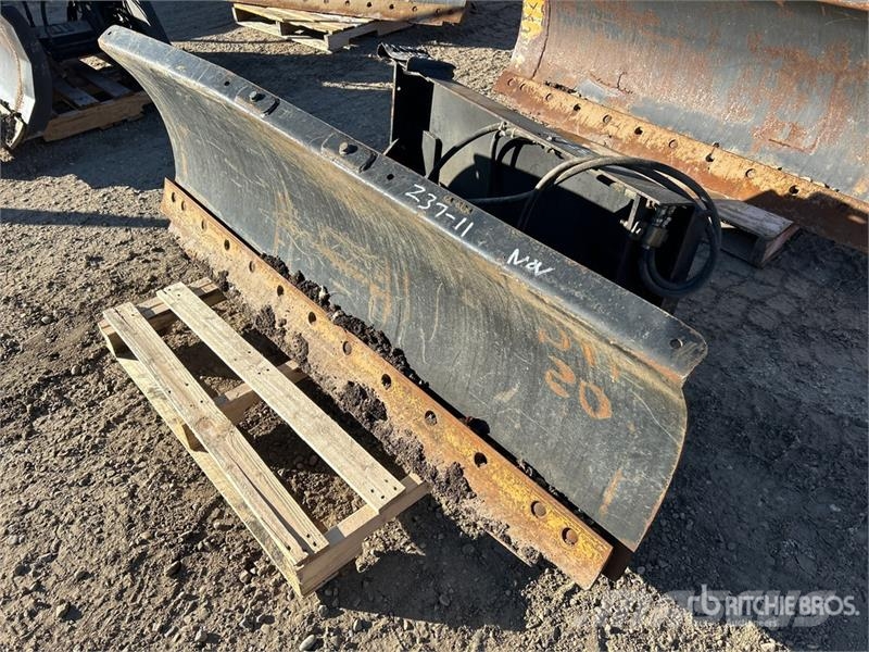 CAT 72 in Skid Steer Snow Pusher - Fits Bobcat 5600 Снежные отвалы и плуги