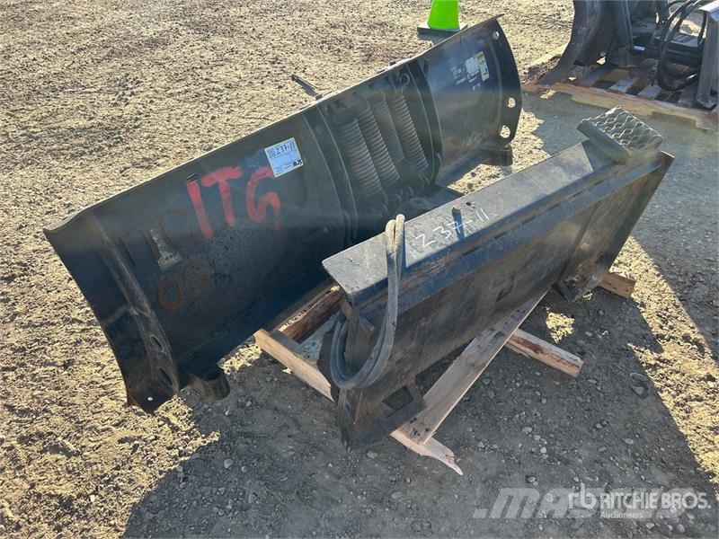 CAT 72 in Skid Steer Snow Pusher - Fits Bobcat 5600 Снежные отвалы и плуги
