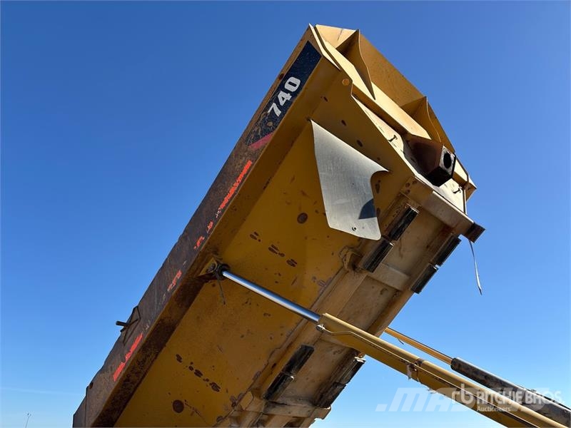 CAT 740 ساحبات مفصلية