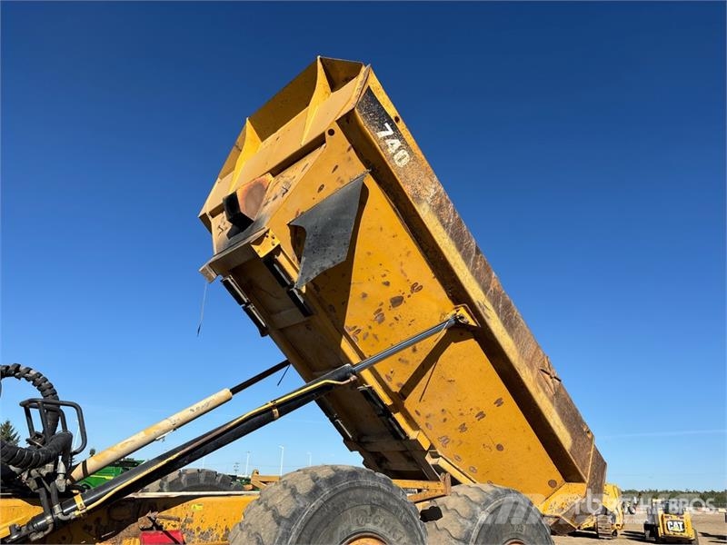CAT 740 ساحبات مفصلية