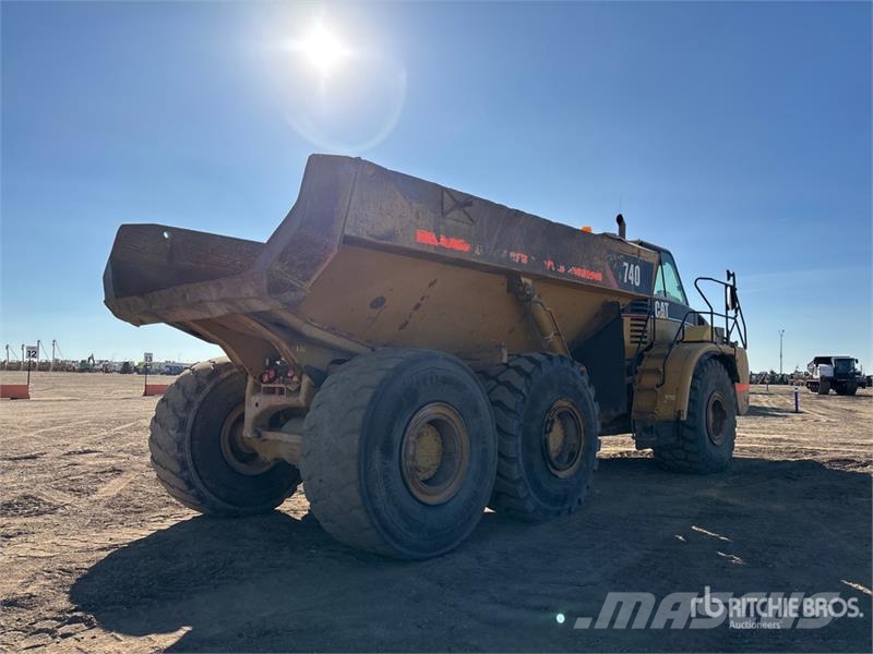 CAT 740 ساحبات مفصلية