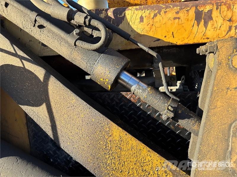 CAT 931 Lánctalpas homlokrakodók