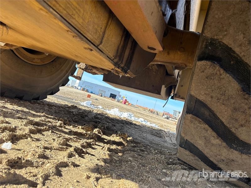 CAT 980M Gumikerekes homlokrakodók
