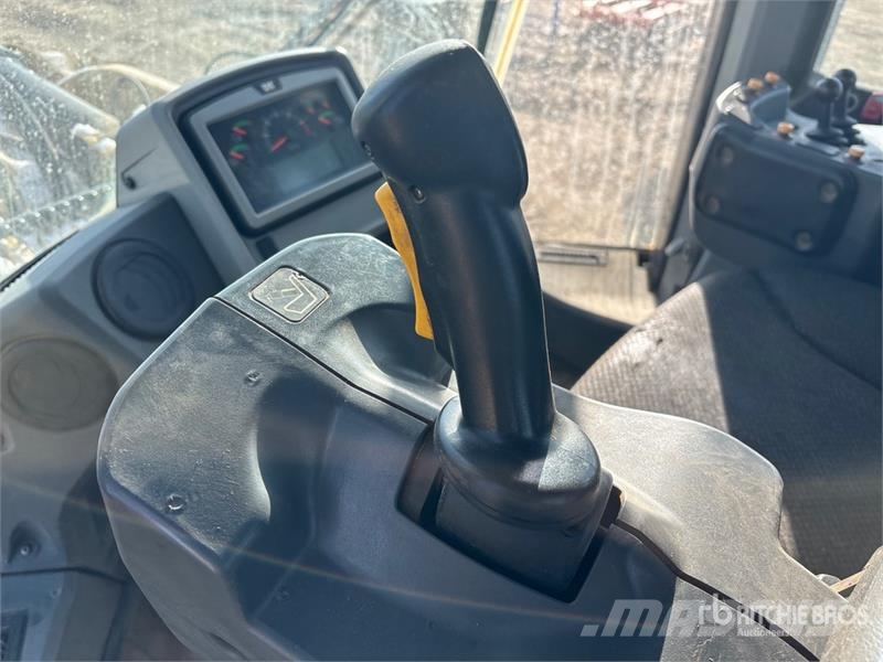 CAT 980M Gumikerekes homlokrakodók