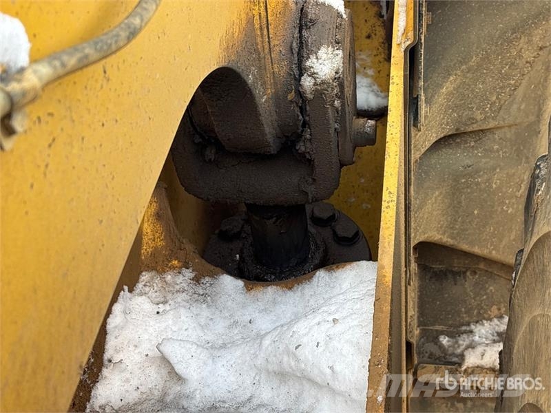 CAT 980M Gumikerekes homlokrakodók