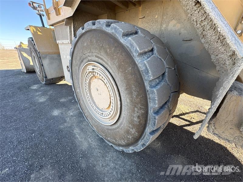 CAT 988H Iekrāvēji uz riteņiem
