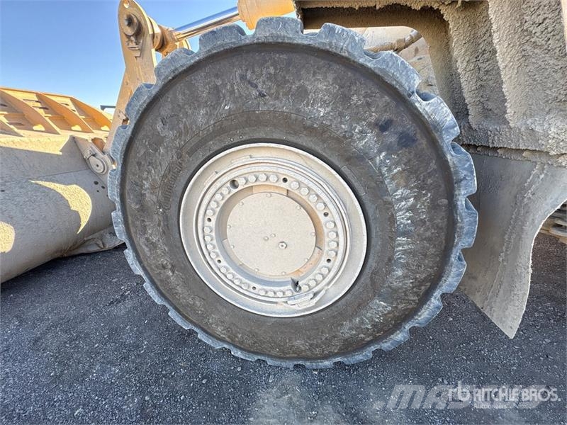 CAT 988H Iekrāvēji uz riteņiem