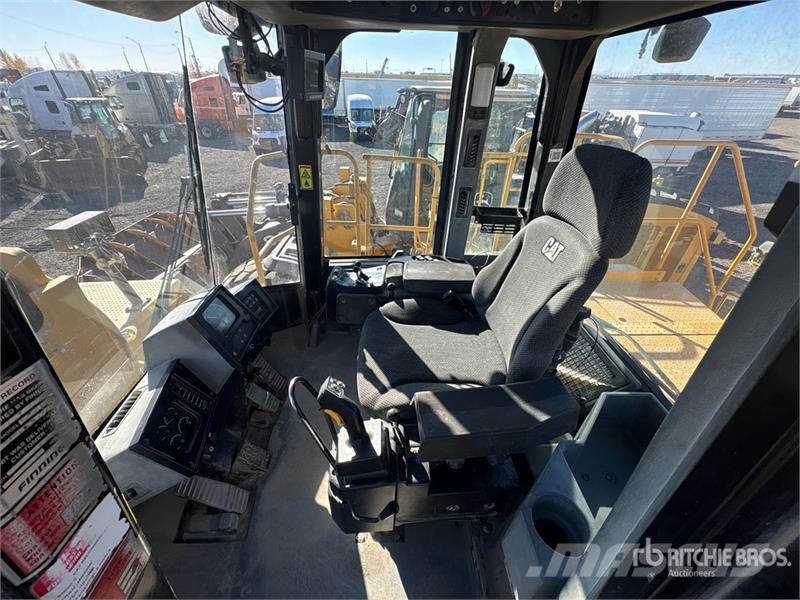 CAT 988H Iekrāvēji uz riteņiem